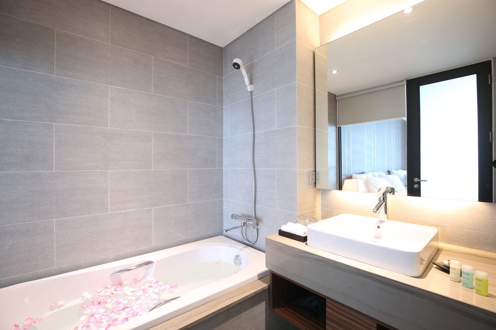 Avora Hotel Da Nang Buitenkant foto